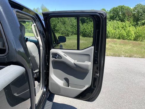 Used 2020 Nissan Frontier SV w/ Midnight Edition Floor Mats RWD image 29