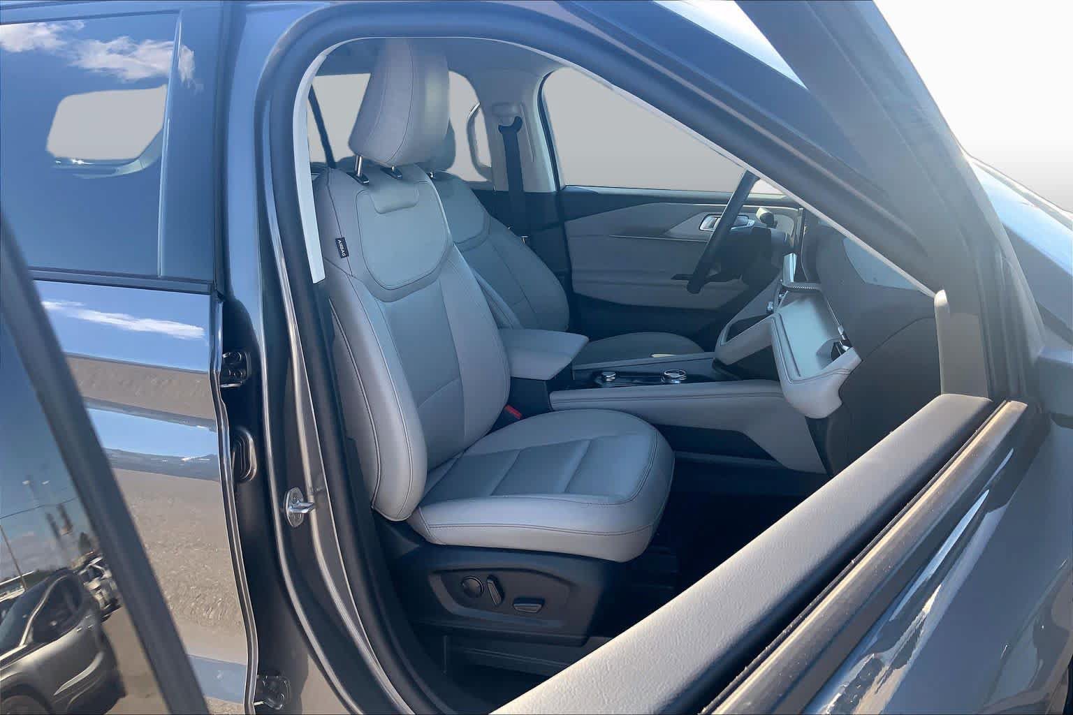 Certified 2025 Ford Explorer Active w/ Active Comfort Package RWD image 9