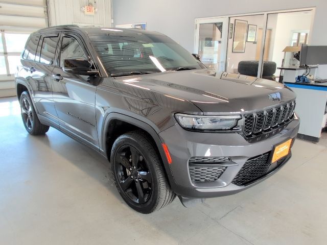 Used 2023 Jeep Grand Cherokee Altitude AWD/4WD image 7