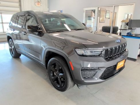 Used 2023 Jeep Grand Cherokee Altitude AWD/4WD image 7