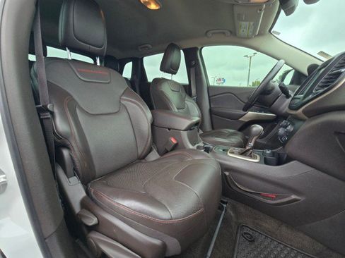 Used 2017 Jeep Cherokee Trailhawk image 12