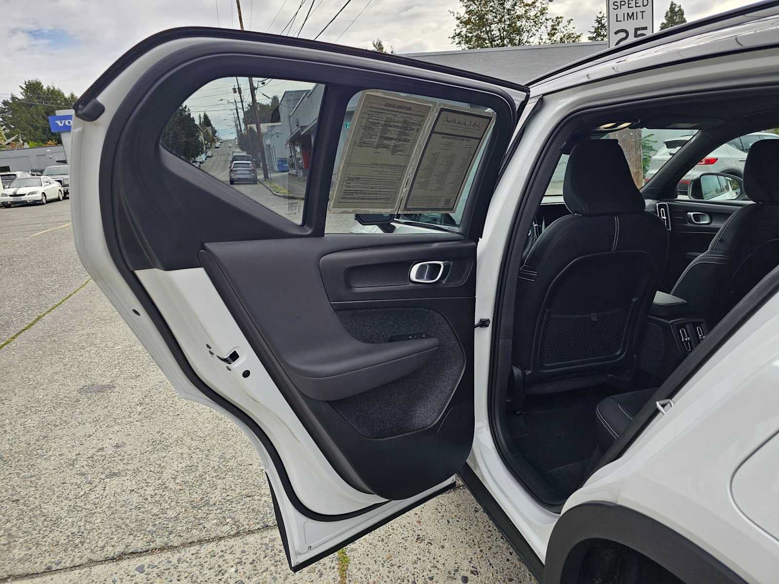 Used 2023 Volvo XC40 Recharge Ultimate AWD/4WD image 17