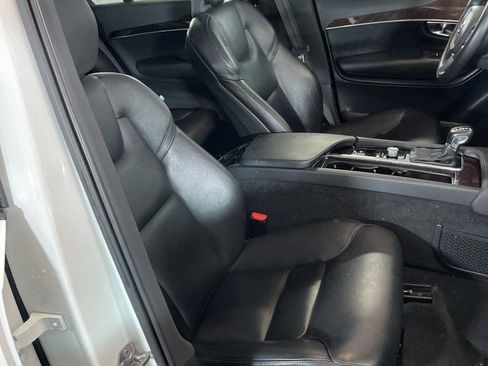 Used 2019 Volvo XC90 T5 Momentum w/ Multimedia Package image 6