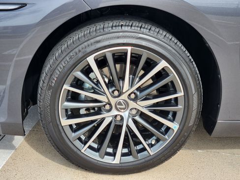 Used 2025 Lexus ES 350 w/ Premium Package image 12