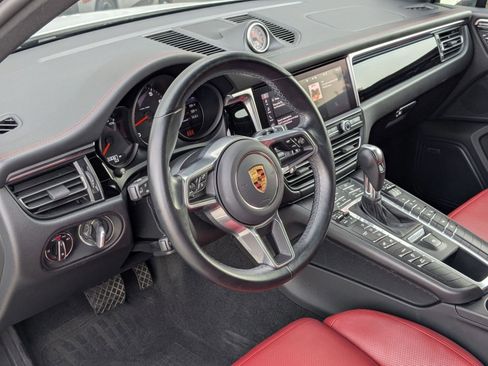 Certified 2021 Porsche Macan image 4