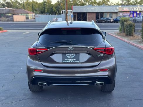 Used 2017 INFINITI QX30 Premium w/ Cargo Package FWD image 5