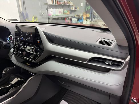 Used 2023 Toyota Highlander XLE image 36