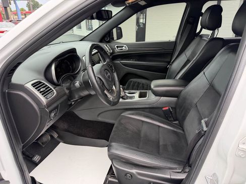 Used 2017 Jeep Grand Cherokee Altitude AWD/4WD image 10