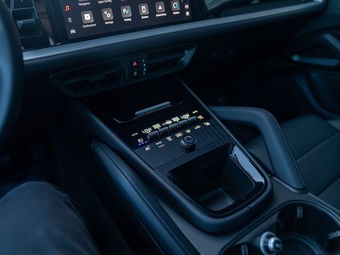 Certified 2025 Porsche Cayenne image 13