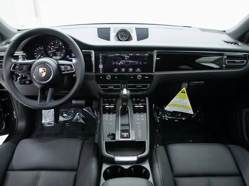 Certified 2025 Porsche Macan image 13