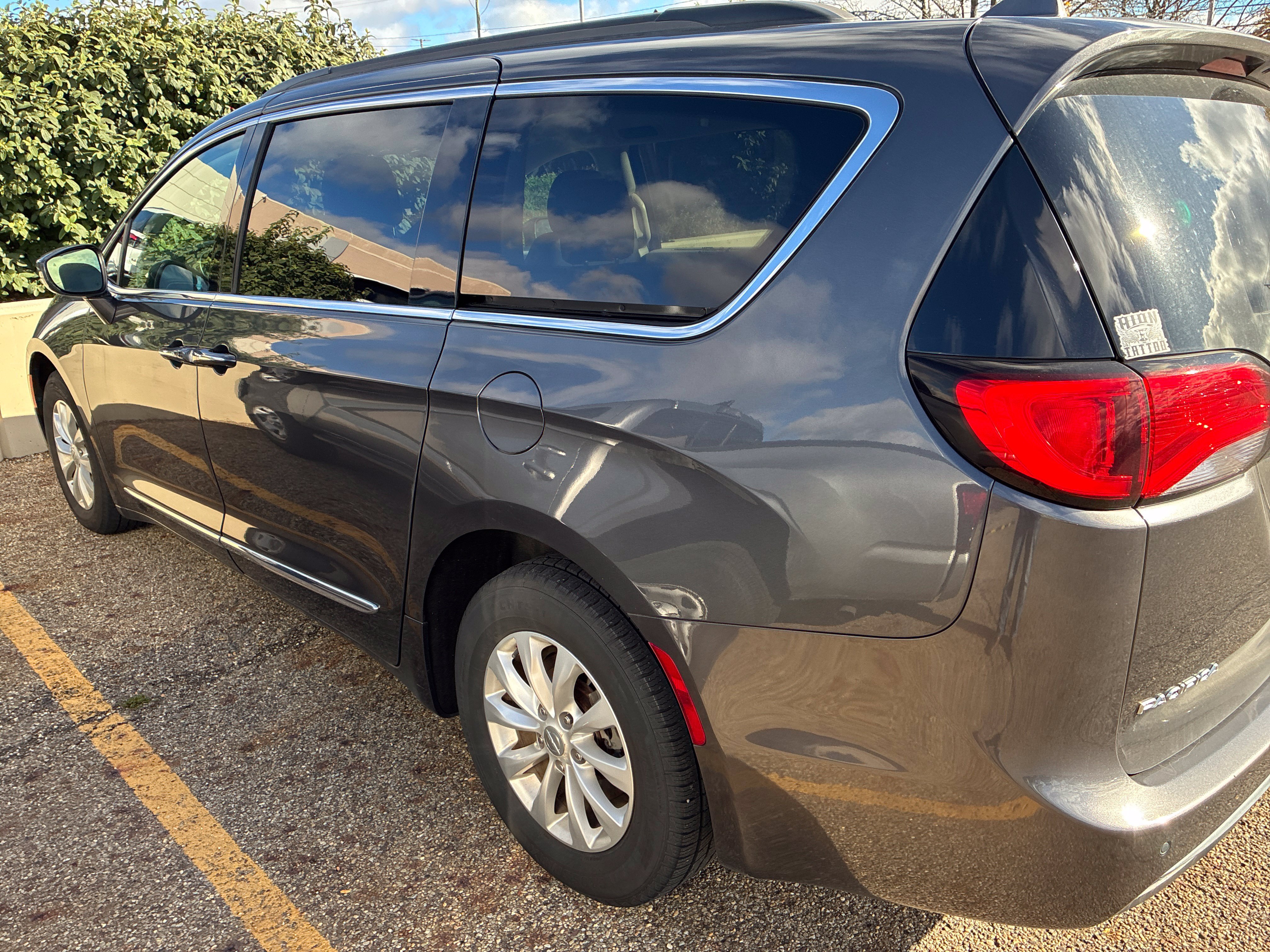 Used 2017 Chrysler Pacifica Touring-L FWD image 3