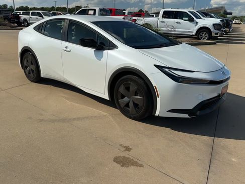 Used 2025 Toyota Prius Limited image 3