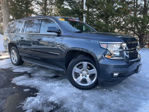 Used 2019 Chevrolet Suburban LT image 2