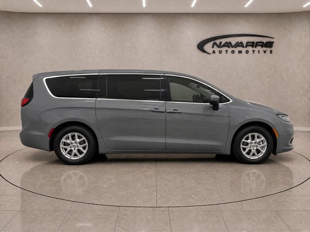 Used 2022 Chrysler Pacifica Touring-L FWD image 8