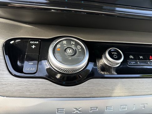 Used 2025 Ford Expedition Platinum w/ Driver's Package image 24