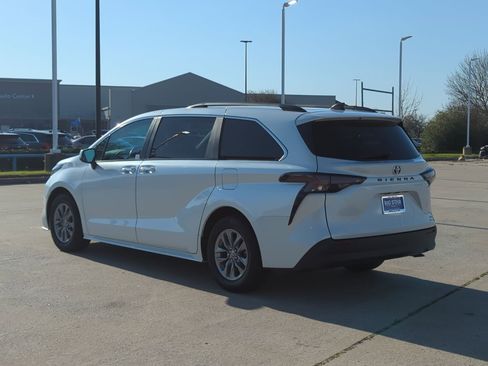 Used 2024 Toyota Sienna XLE image 6