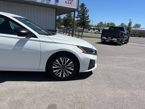 Used 2025 Nissan Altima 2.5 SV FWD image 15