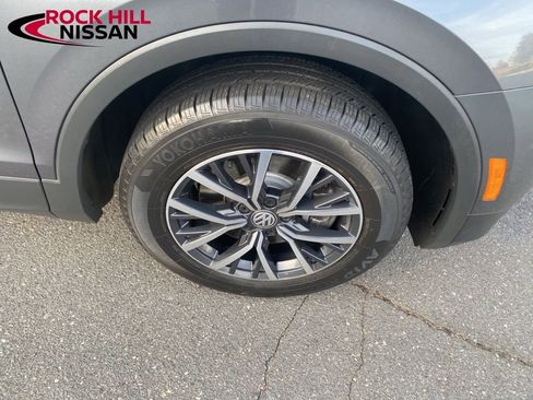 Used 2019 Volkswagen Tiguan SE w/ Panoramic Sunroof Package image 9