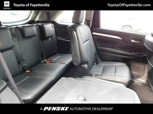 Used 2019 Toyota Highlander XLE AWD/4WD image 5