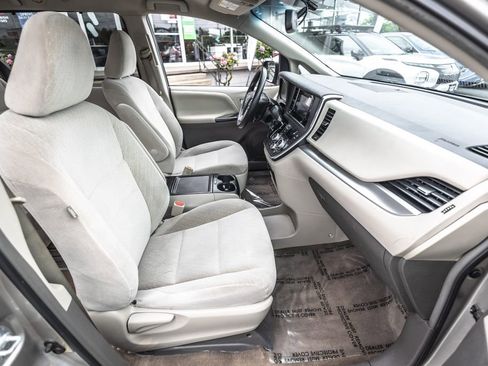 Used 2017 Toyota Sienna LE FWD image 27