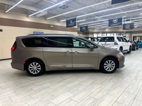 Used 2018 Chrysler Pacifica Touring-L Plus image 4