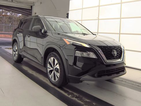 Used 2023 Nissan Rogue SV image 2