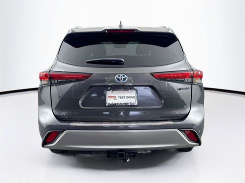 Used 2022 Toyota Highlander Platinum FWD image 12
