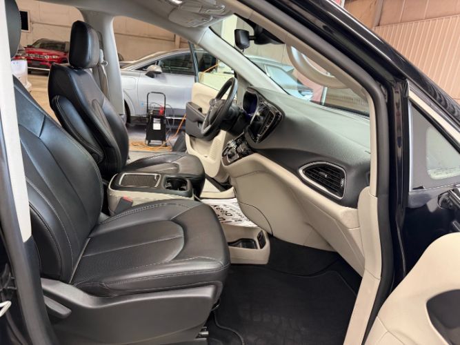 Used 2024 Chrysler Pacifica Touring-L FWD image 24