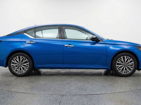 Used 2025 Nissan Altima 2.5 SV image 11