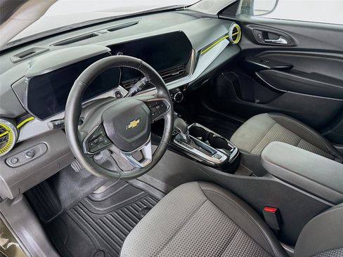 Used 2024 Chevrolet Trax LT w/ Sunroof Package image 10