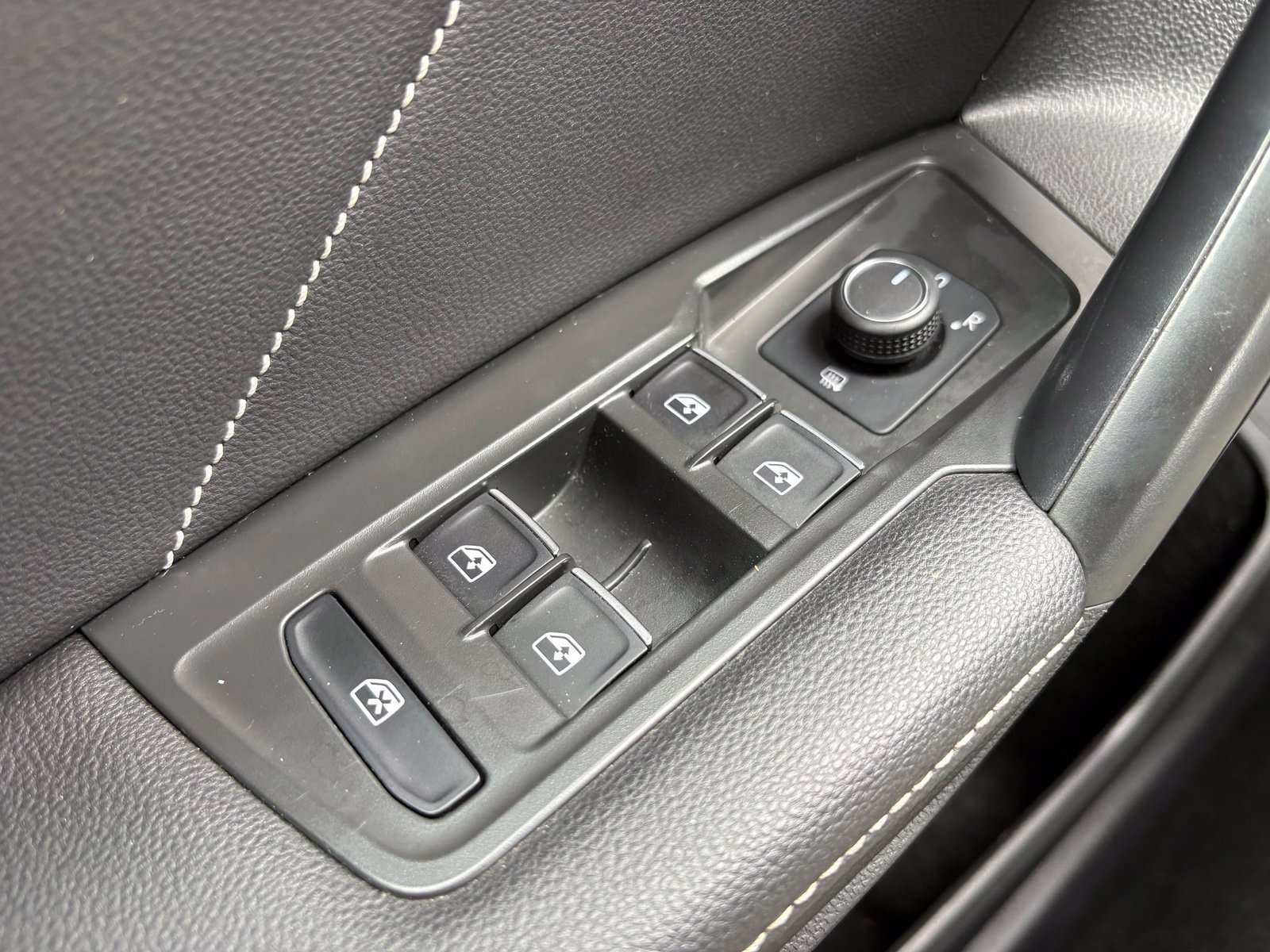 Used 2024 Volkswagen Tiguan SE AWD/4WD image 16