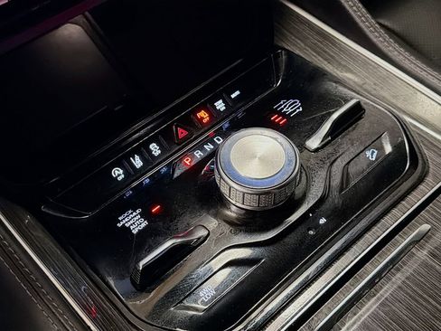 Used 2022 Jeep Wagoneer Series III AWD/4WD image 19
