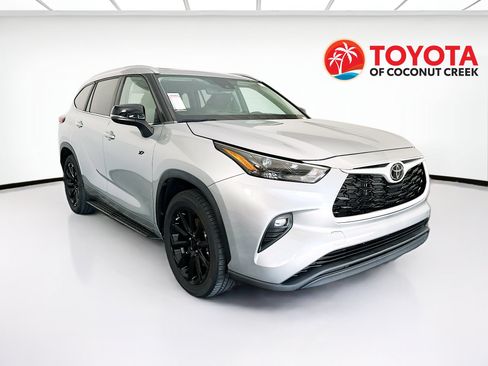 Used 2023 Toyota Highlander XLE FWD image 1