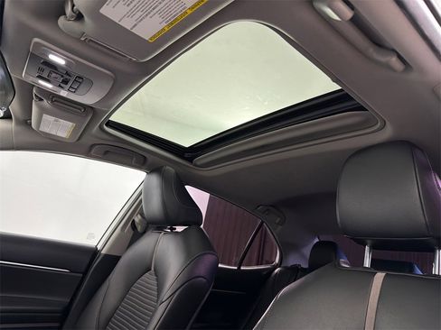 Used 2019 Toyota Camry SE image 2