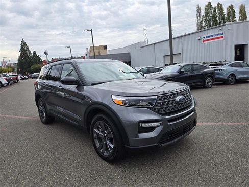 Used 2023 Ford Explorer XLT w/ Equipment Group 202A image 3