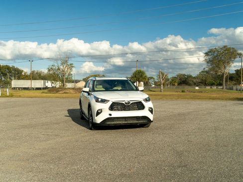 Used 2021 Toyota Highlander XLE image 1