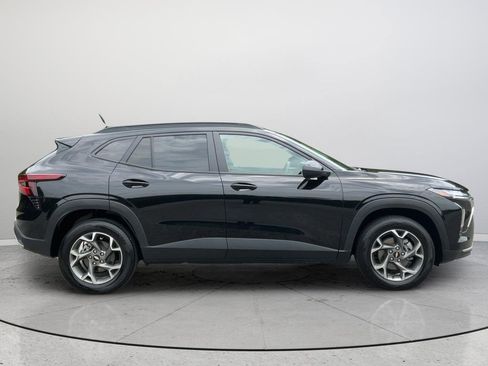 Used 2025 Chevrolet Trax LT FWD image 6