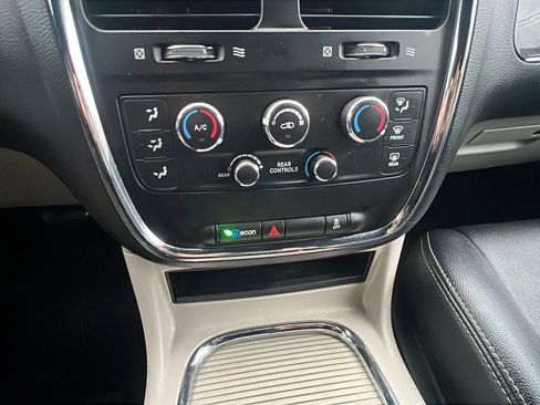 Used 2017 Dodge Grand Caravan SXT image 18