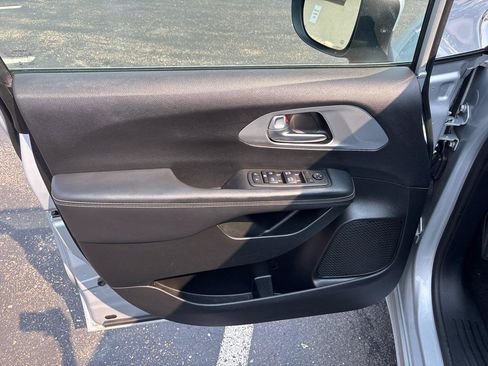 Used 2023 Chrysler Pacifica Touring FWD image 9