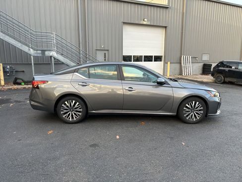 Used 2023 Nissan Altima 2.5 SV image 2
