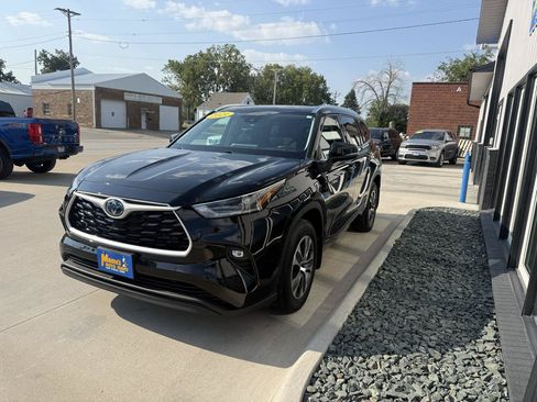 Used 2021 Toyota Highlander XLE AWD/4WD image 3