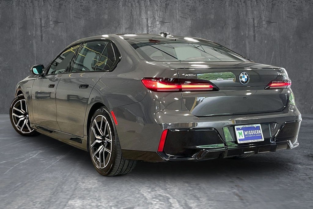 Used 2026 BMW 750e xDrive AWD/4WD image 4