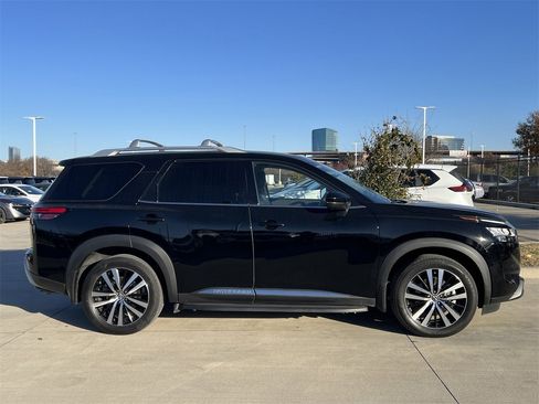 Certified 2023 Nissan Pathfinder Platinum image 3