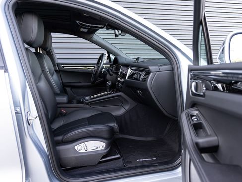 Certified 2025 Porsche Macan AWD/4WD image 32