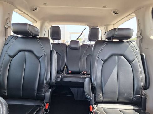 Used 2023 Chrysler Pacifica Touring-L FWD image 22