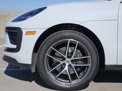 Certified 2025 Porsche Macan image 13