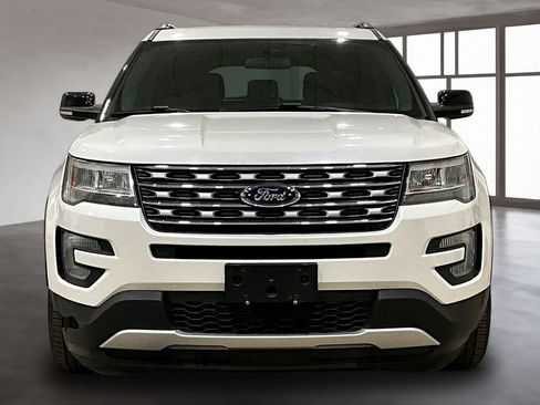 Used 2017 Ford Explorer XLT image 3