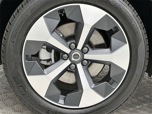 Certified 2025 Volvo XC40 B5 Plus image 10