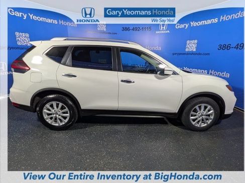 Used 2018 Nissan Rogue SV FWD image 3