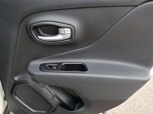 Used 2023 Jeep Renegade Latitude image 14